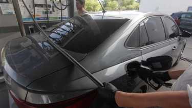 El gobierno municipal quiere cobrar la nueva tasa al combustible en marzo, para paliar la merma de aportes nacionales y provinciales al COLE (foto Oscar Livera)