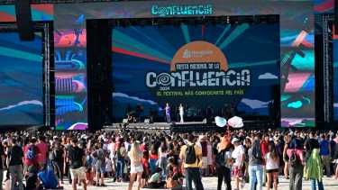 Hay colectivos gratis para llegar al predio de la Isla 132 en Neuquén para no perderte la Fiesta de la Confluencia 2025. Florencia Salto. 