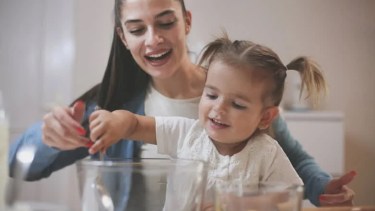 Las niñeras tienen un régimen de contratación en Argentina, emparejado con el de empleadas domésticas.-