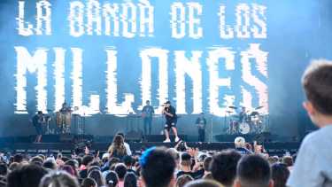 Callejero Fino emocionó al público de la Fiesta de la Confluencia 2024 en Neuquén con un espectáculo lleno de energía y emoción. Foto Flor Salto.