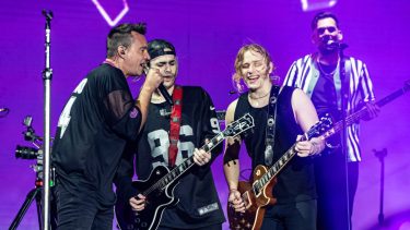 Chano y los Airbag, durante el show de Tan Biónica en River, en diciembre del año pasado. Ambas bandas serán parte de la Fiesta de la Confluencia 2024. (Foto: irishsuárez)