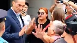Video | «¿Tiene firma?»: increparon al ministro Tobares con denuncias de hambre y amenazas