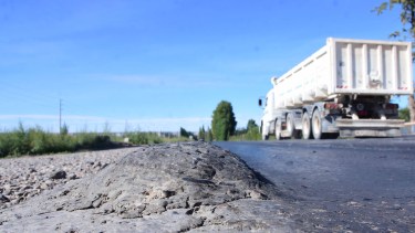 La carpeta de asfalto aplicada el año pasado, de 4,5 centímetros de espesor, no resistió el movimiento creciente de camiones. (Foto: Alejandro Carnevale)