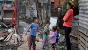 La UCA advierte que la pobreza seguirá creciendo y trepará al 60% en marzo