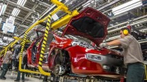 Imagen de Se derrumbó la producción de vehículos y el sector automotriz extendió vacaciones