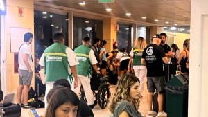 Video: un avión que viajaba de Bariloche a Ezeiza aterrizó de emergencia en Neuquén: «Empezamos a sentir mucho calor»