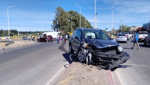 No miró si venía alguien y chocó con otra camioneta sobre la Ruta 7, en Centenario