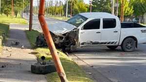 Impactante accidente en Cipolletti: perdió el control de su camioneta y chocó un poste de luz