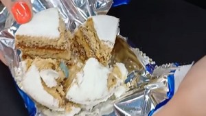 Video | Les regalaron un alfajor en la calle y se llevaron una amarga sorpresa, en Cinco Saltos: «Cuidado»