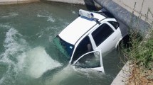 Imagen de Perdió el control del taxi y terminó en un canal de riego en Fernández Oro