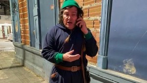 Milei y su disfraz de duende: la explicación de la foto del presidente que se viralizó en redes