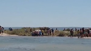 Video | Las Grutas con mareas extraordinarias: autos atrapados y destrozos por el mar