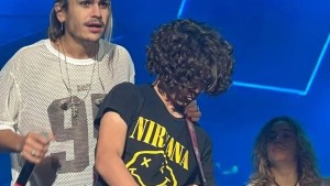 El chico de Neuquén que subió a tocar con Airbag en la Fiesta de la Confluencia y la rompió