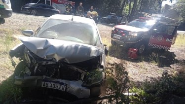 Dos ocupantes terminaron con lesiones leves tras el accidente. Foto: Gentileza Bomberos Villa La Angostura. 