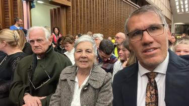 De izquierda a derecha: Basilio Jezieñeki y María Ester Fanti, de Buenos Aires, y Luis Virgilio Sánchez, que viajó con su madre Gloria Fanti desde la región. Foto: Gentileza Luis Virgilio Sánchez.