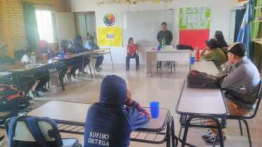 El salón de usos múltiples de la escuela 93 que el CPEM 97 usa como aula y comedor. Foto gentileza.