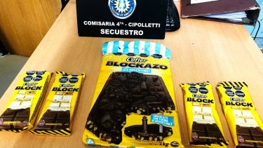 El sujeto se robó varios chocolates. Foto: gentileza