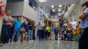 APEL convocó a las medidas de fuerza para este martes. Hay retención de servicios y movilización. Foto archivo. 