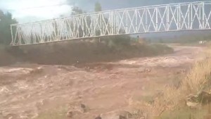 Video: en minutos, una tormenta anegó calles y desbordó cañadones en Rincón de los Sauces