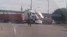 Imagen de Un camión complicó el tránsito sobre la Ruta 65 en uno de los accesos a Fernández Oro: el motivo