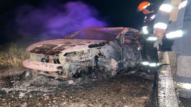 El auto se incendió por completo esta madrugada. Foto: Gentileza Centenario Digital.