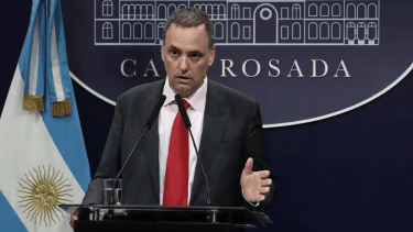 Manuel Adorni, vocero presidencial anunció el fin del lenguaje inclusivo y la perspectiva de género en el Estado. 