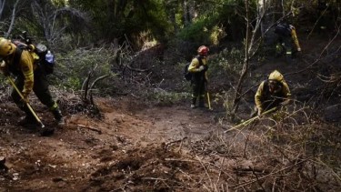 Los trabajos continúan, pero con el incendio controlado. 