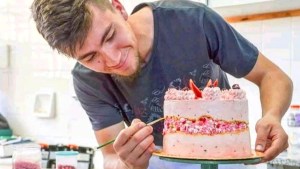Pehuenia: Lucas Becerra, el joven pastelero que deslumbra con sus desayunos en la villa