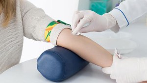 Salud al límite: por falta de descartables y reactivos, restringen análisis de laboratorio en Roca