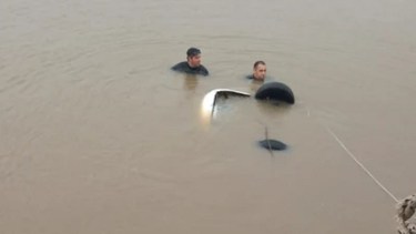 Cinco personas que iban a Buenos Aires murieron tras caer su auto a un canal