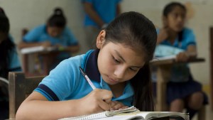 Cómo se tramita la Ayuda Escolar Anual de ANSES, que aumenta en marzo 2024