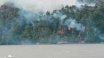 Imagen de Bariloche bajo humo: se suman 14 brigadistas del SPLIF y se trasladan por vía acuática hasta el foco