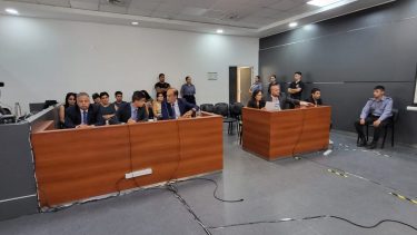 Los fiscales y la defensa del imputado escucharon esta tarde de jueves el veredicto del jurado popular que declaró culpable a Ramón Salazar por el homicidio de Paulo Moncada, ocurrido en Cipolletti. (foto gentileza)