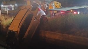 Cayó con su camioneta a un canal en Fernández Oro y se fue caminando: hubo que cerrar el canal