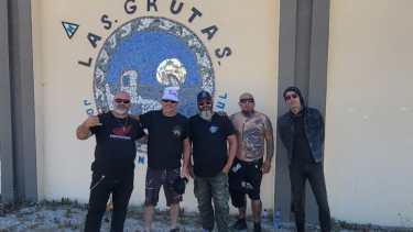 Chizzo, con gorro piluso, frente al polideportivo de Las Grutas. "Saquémonos acá, porque acá tocamos" dijo, en alusión a un concierto que protagonizó hace décadas 