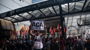 La negociación del Consejo del Salario se lleva a cabo en medio de protestas afuera de la Secretaría. 