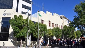 A Pesatti le tienen la Legislatura revolucionada: legislativos cortaron el centro de Viedma