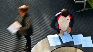 El salario mínimo en el personal de la ley 1844 -sin el bono- ronda los 320 mil pesos. Foto Gentileza.