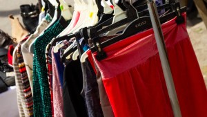 Feria de ropa solidaria: usuarios de Salud Mental de Roca emprenden para recaudar fondos