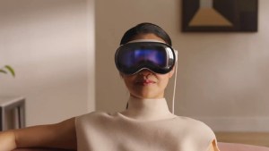 Sumergidos en otra realidad: las nuevas gafas de Apple despiertan euforia (y preocupación) en redes 