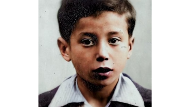 Shalom Koray nació en Varsovia (Polonia) en 1941. Fue abandonado en la calle cuando sus padres fueron asesinados por los nazis. Una mujer llamada Lena Kuchler-Silberman, profesora y psicóloga judía, lo encontró. Le puso el nombre de Piotr Korczak, un nombre gentil que, según Koray, le pusieron cuando se escondían de los nazis. Crédito: DailyMail (gentileza MyHeritage).