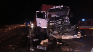 Un camionero se quedó dormido y chocó a otro en la Ruta 251, en Río Colorado