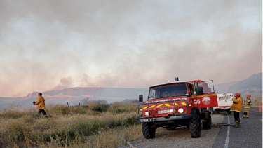 Se reanudó el tránsito sobre Ruta 40 en el sector cortado por un incendio forestal. Foto: Gentileza Protección Civil Junín de los Andes