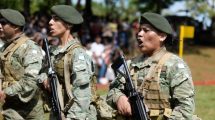 Imagen de El Gobierno aumenta salarios a personal militar y penitenciario: a cuánto se van desde marzo 2024