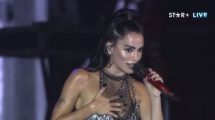 Imagen de Lali con un nuevo mensaje para Milei y sus seguidores: «Que si vivo del Estado», cantó en el Cosquín Rock