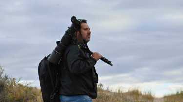 De las ballenas al fuego, las mil aventuras del fotógrafo que recorre la Patagonia y el video que le cambió la vida