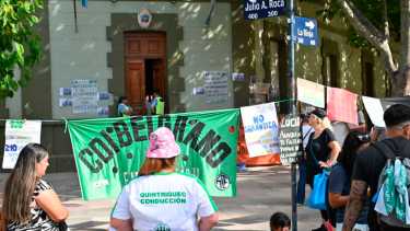Trabajadores de Desarrollo Social reclamaron en La Rioja y Roca ayer. Foto: Archivo Florencia Salto