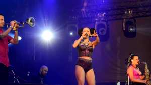 «Hay gente motosierra y gente que no»: La Delio Valdez en referencia a los seguidores de Milei, en la Fiesta de la Confluencia