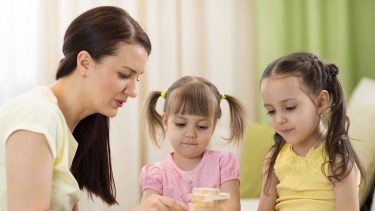 Las niñeras tienen el mismo acuerdo salarial que empleadas domésticas.-