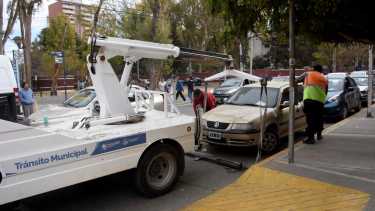 Fiesta de la Confluencia 2024 en Neuquén: una grúa se llevará los vehículos mal estacionados en la zona. Foto Matías Subat
